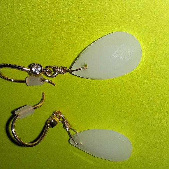 NEW!!  Avon White with Goldtone Earring Hook Summer Drop Dangles - Picture 1 of 4